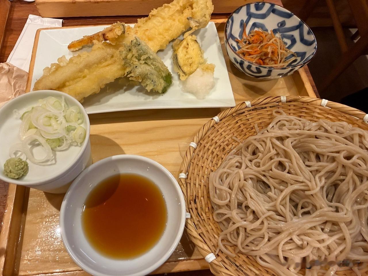 虽然贵，但味道一般。
坐标东京池袋站。
午餐，价格为1800日元。
可能是荞麦面