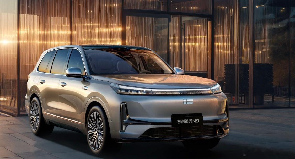 又一大六座 SUV 入市，吉利银河 M9 17.38 万元起售。9 月 17 日