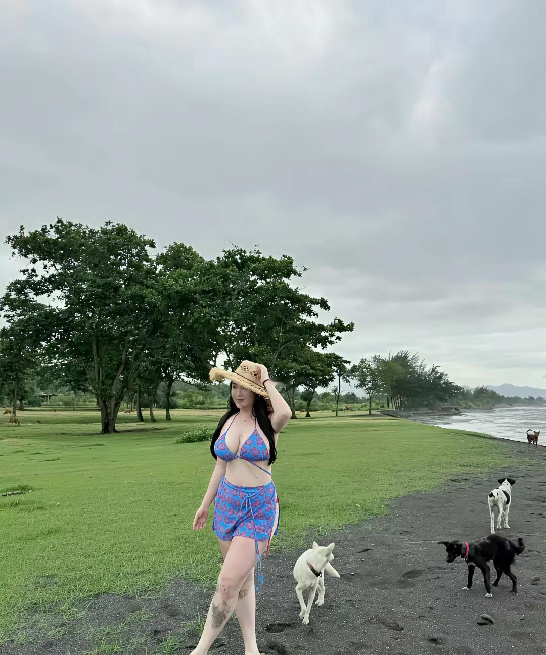 碧海潮生处，美人笑语间。