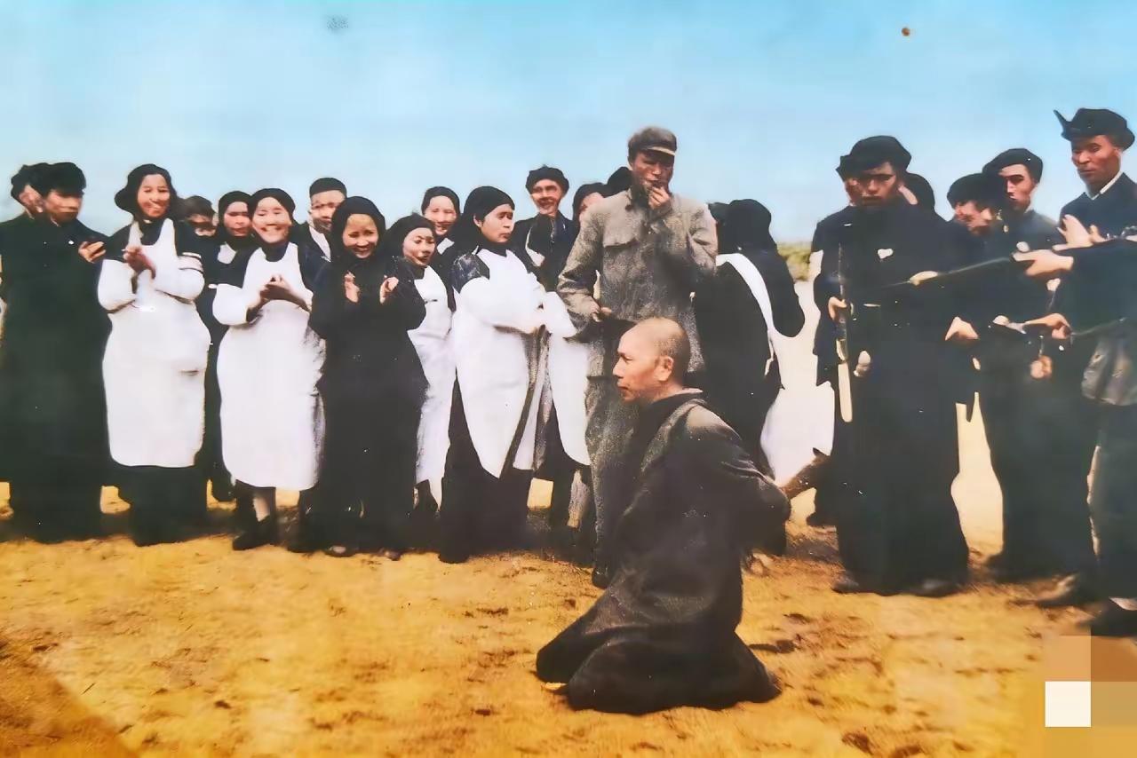 1950年，重庆毛纺厂召开公审大会，处决特务徐君模，现场留下了一张罕见的照片。由