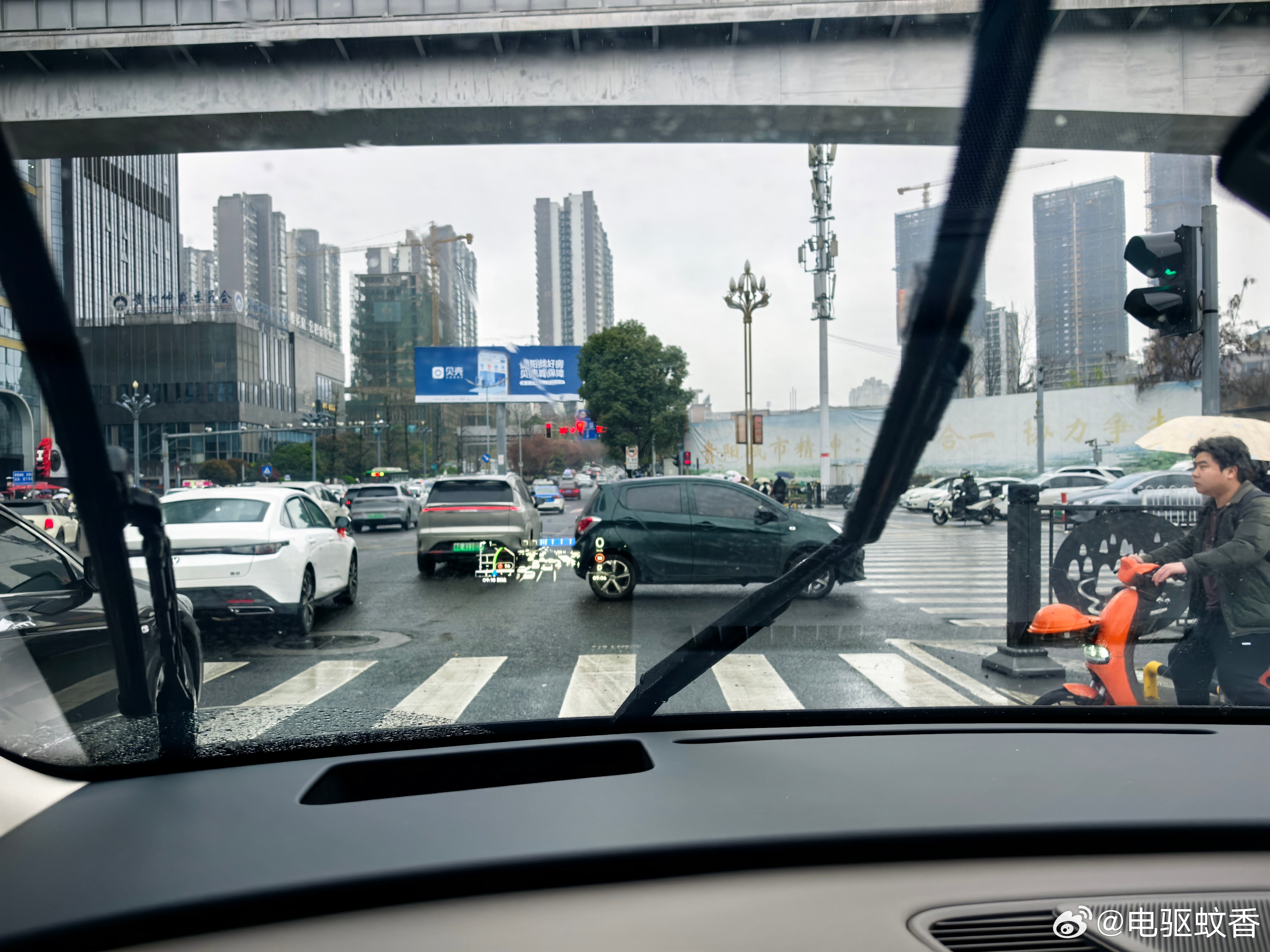 早高峰烂在路中间，就挺离谱的…… 