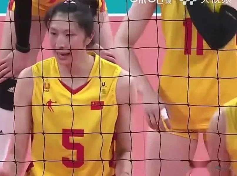 大运会女排决赛
又一个29：27，中国女排大比分2：0领先
周页彤在24：25落