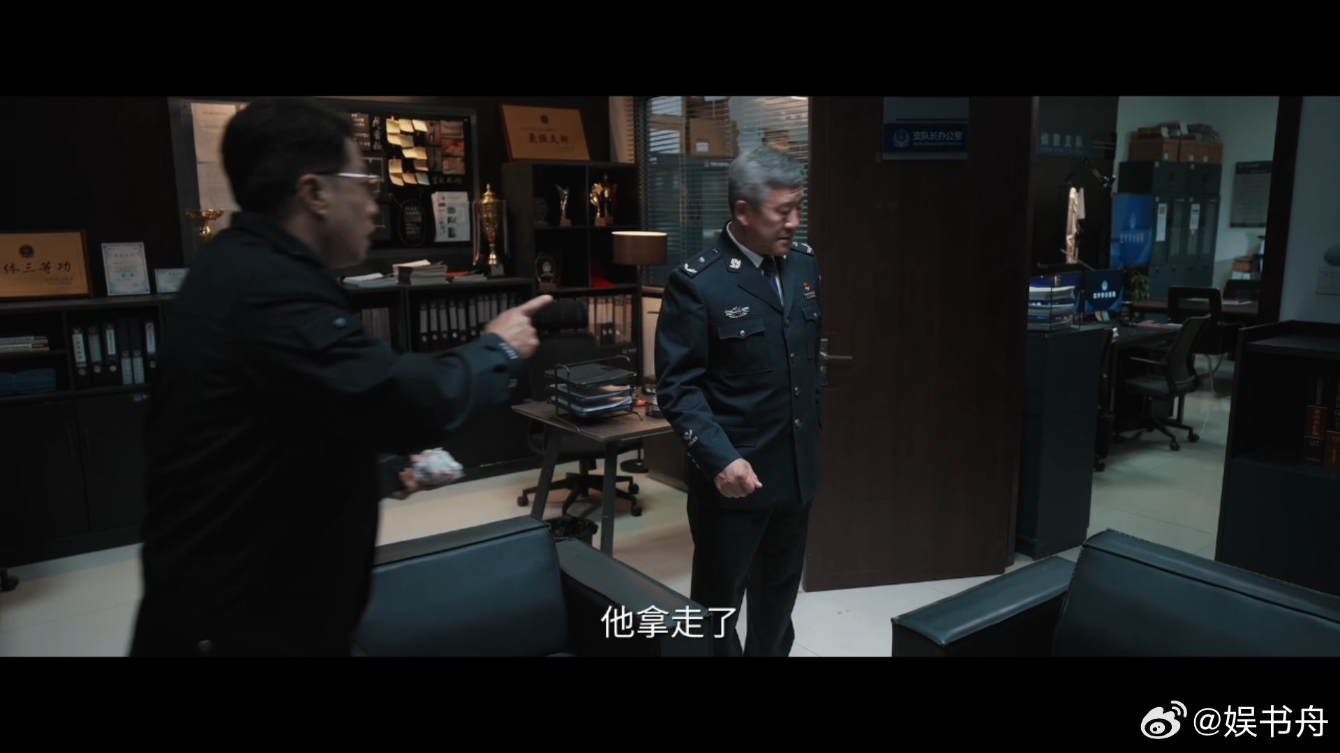 段奕宏演起喜剧来没轻没重的谭彦一心盼升职，坐等宣布结果时嘴角压不住的得意，小表情