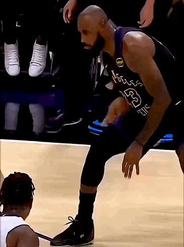 得分第一与垫底者比投篮，是种黑色幽默。
 
詹姆斯低头误导，胯下运球后单腿发力向