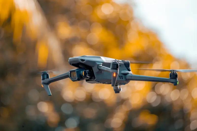 我还挺愿意接受无人机替代人工清洁幕墙的。传统的“蜘蛛人”清洁方式实在太危险了，他