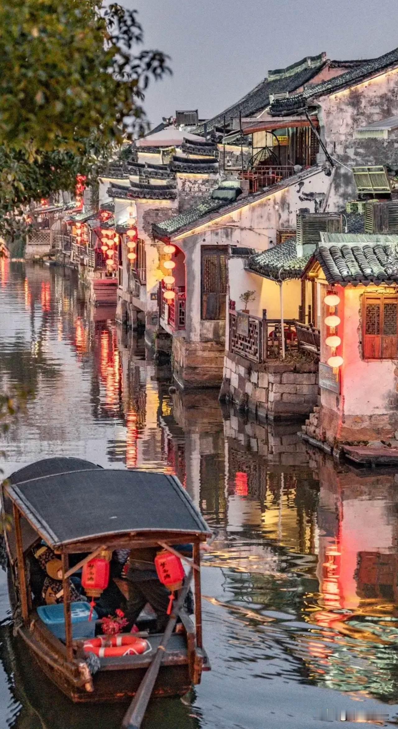 分享一张随手拍的黄昏临近黄昏的江南水岸！那人只在灯火阑珊处。