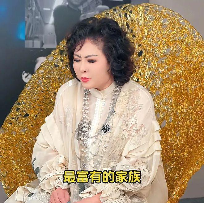 向太在综艺节目中分享往昔情感经历，引发网友热议。一部分网友认为她是被富二代独特魅