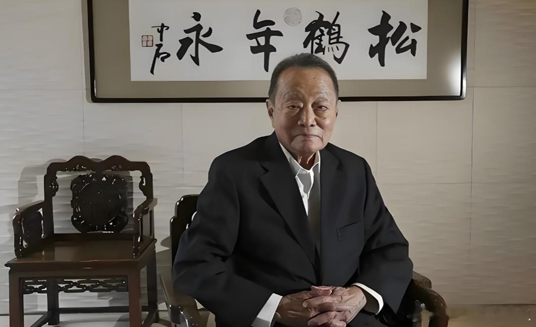 草木鸟兽喻人情椿树代表父亲，萱草代表母亲，父母安康长寿，称作椿萱并茂。桂树代表子