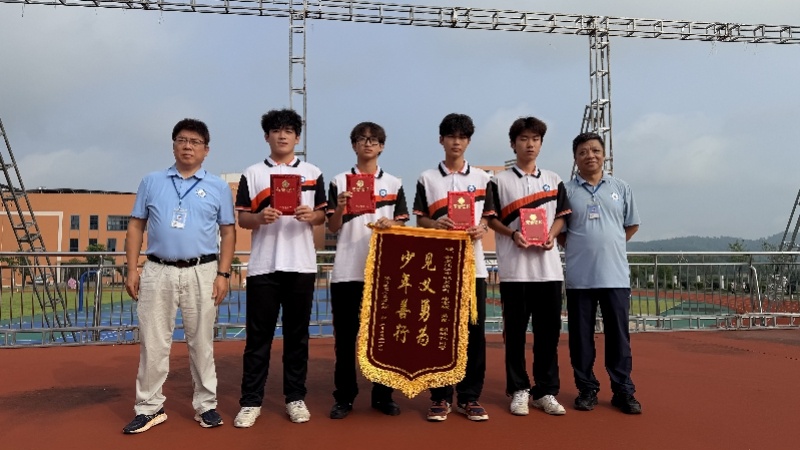 #韶关4名学生救助中暑老人# 【韶关老人中暑倒地，学生合力将其扶至阴凉处！家属送