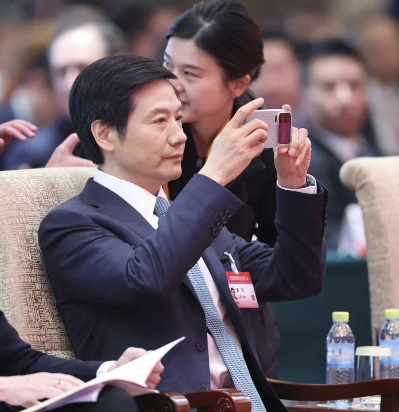 小米官方做手机壳的人不羞愧吗？老板自己都用三方壳子哈哈哈 