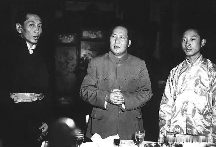 1951 年 5 月 24 日 中南海宴会
这张黑白照片记录下《十七条协议》签订