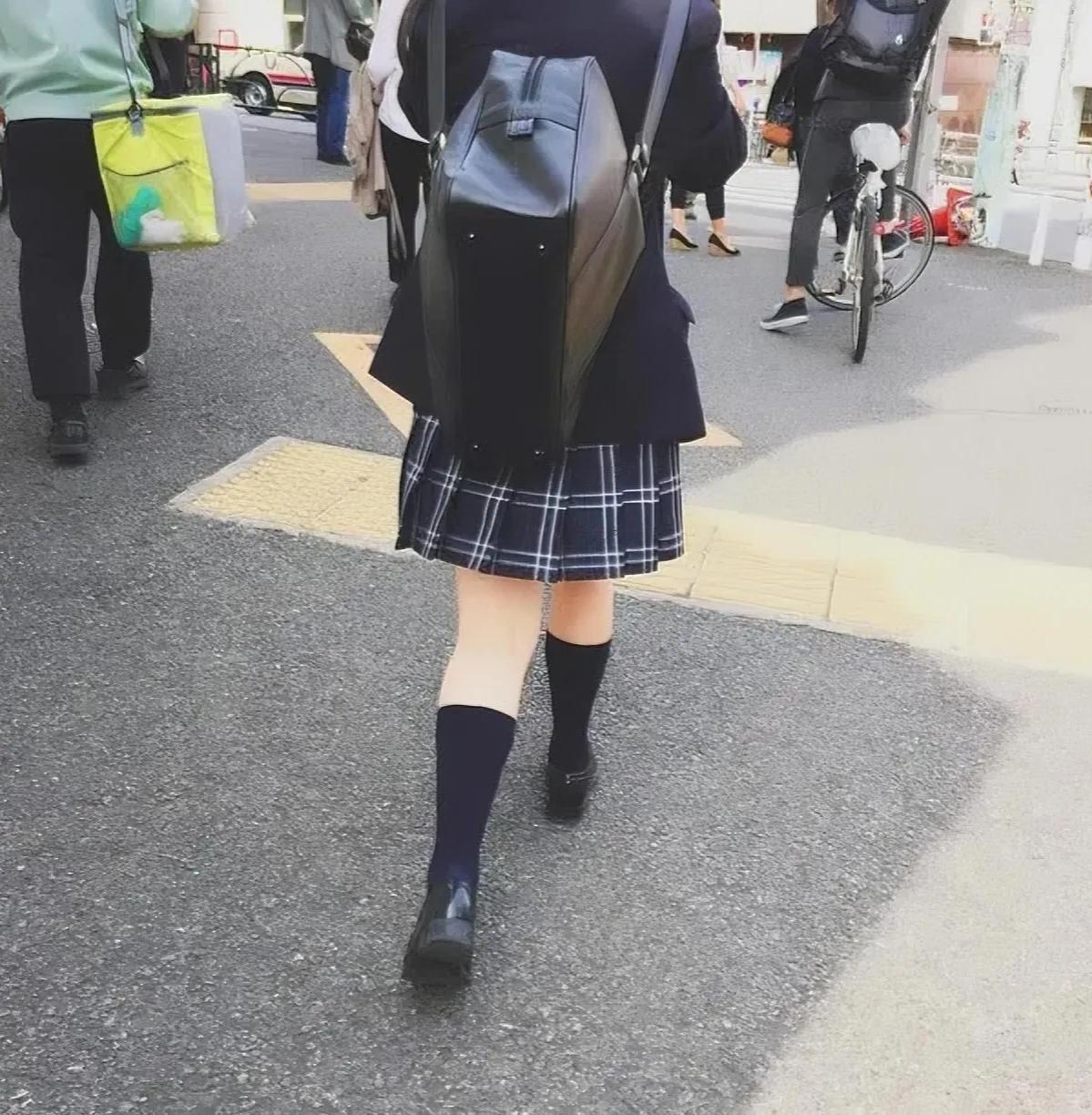 又到开学季，真的开心不起来。
开学那种莫名其妙的仪式感太糟心，家长既要出钱，又要