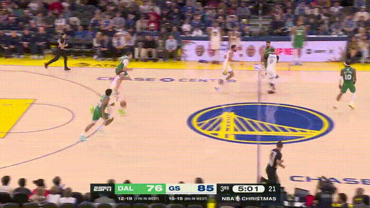 勇士巨星库里真是太不给好兄弟汤普森面子了！在今天勇士主场迎战独行侠的圣诞大战中，