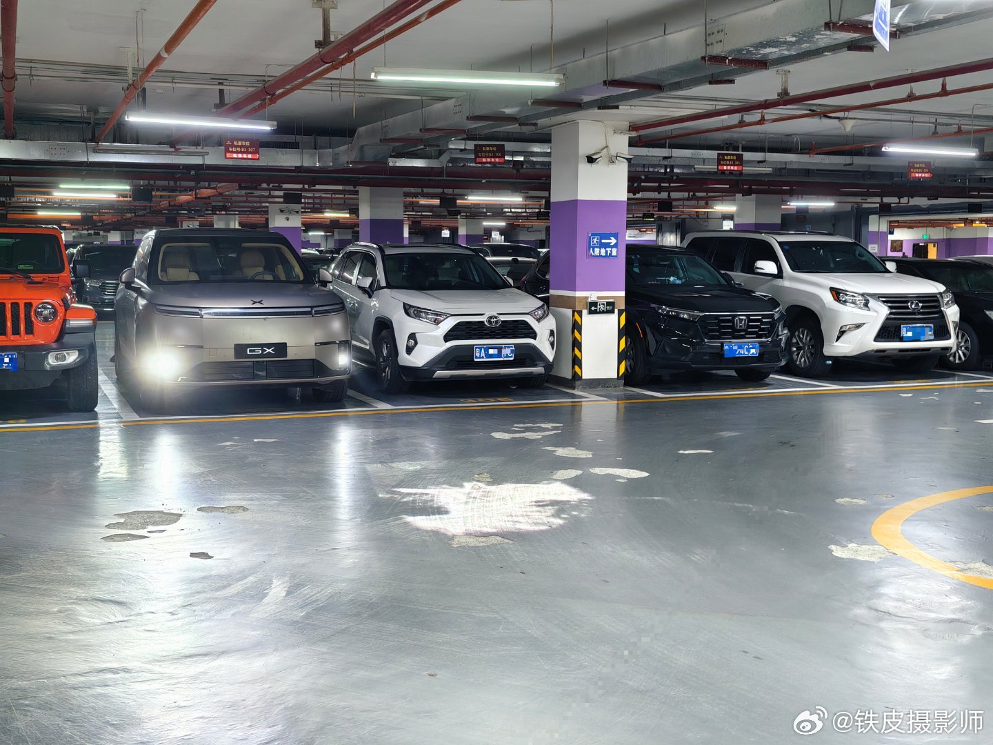 老广停车场里面，有代表性且常见的 SUV 油车这里算比较齐全了吧？GX 混在里面