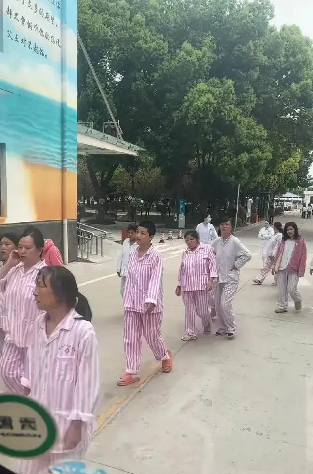 现在不少女性的婚姻观已经不是扭曲了，而是患上了歇斯底里胡言乱语的精神病。
其五大