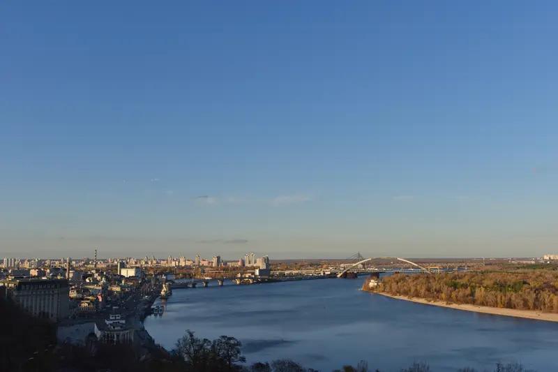 俄乌冲突爆发三周年，乌克兰遭受的影响巨大。经济上，能源基础设施被严重破坏，经济增