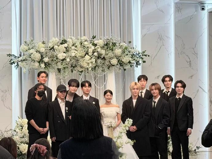 威神V黄旭熙同框 威神V、黄旭熙在经纪人婚礼上同框了～ 