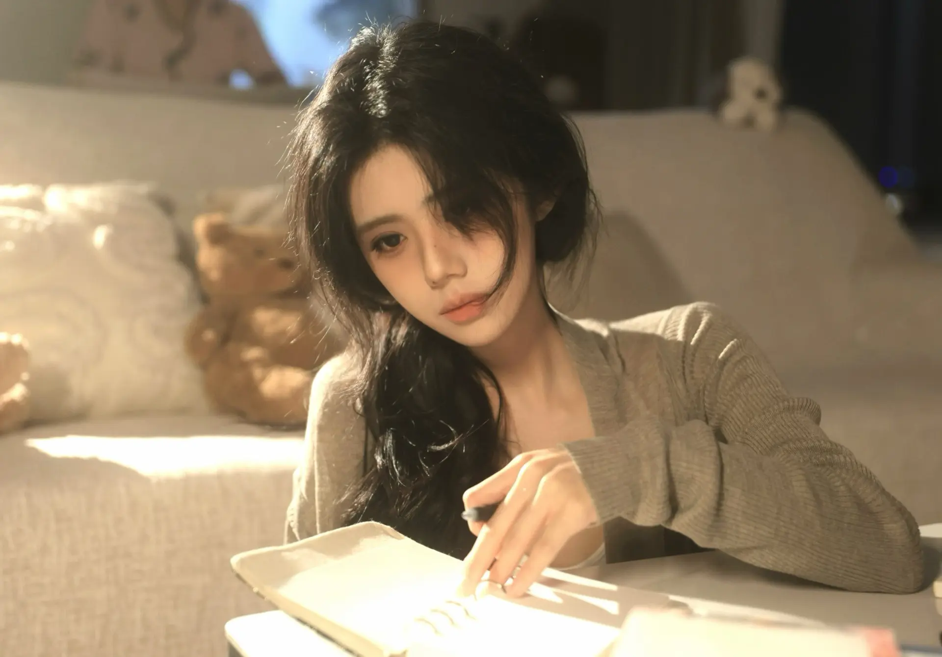 她整晚都在写信