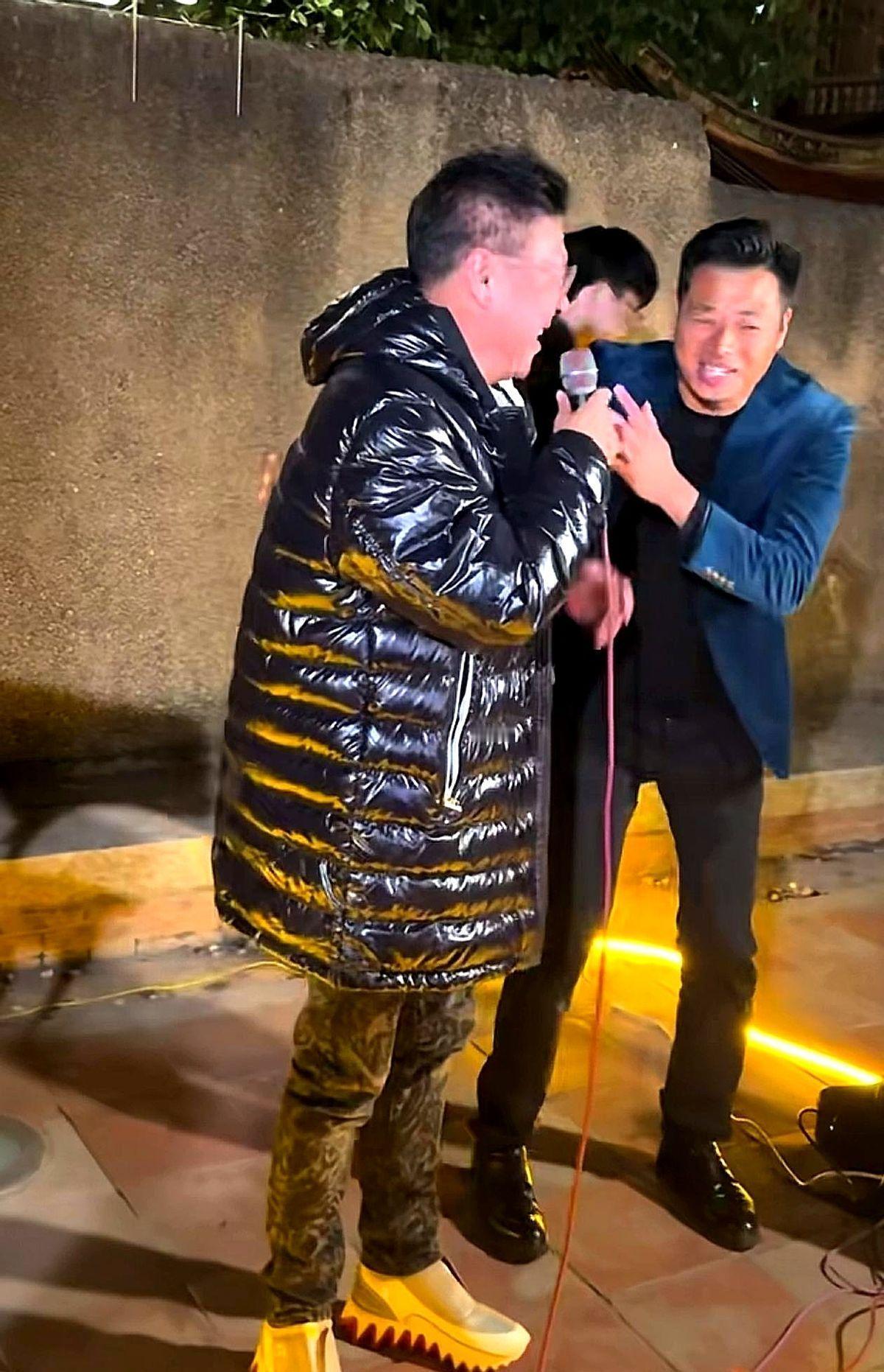 真没想到，别的明星都在忙着打假，姜育恒倒好，直接把模仿者领上了台！
一句“我唱歌