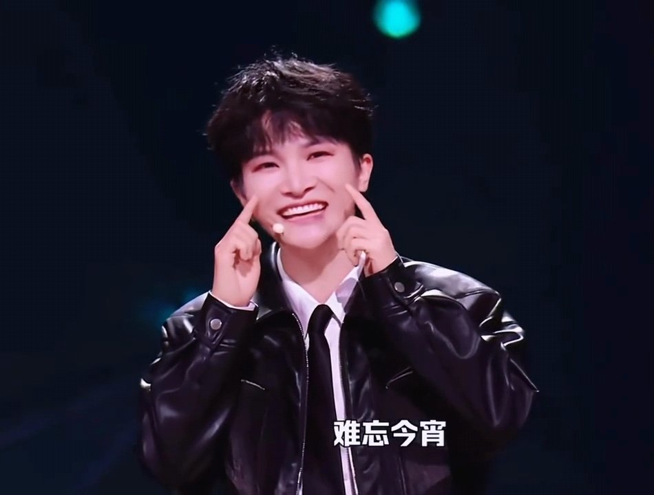周深再唱几句就过年了周深唱难忘今宵味儿太正了周深春晚的确唱过难忘今宵来着 ​​​