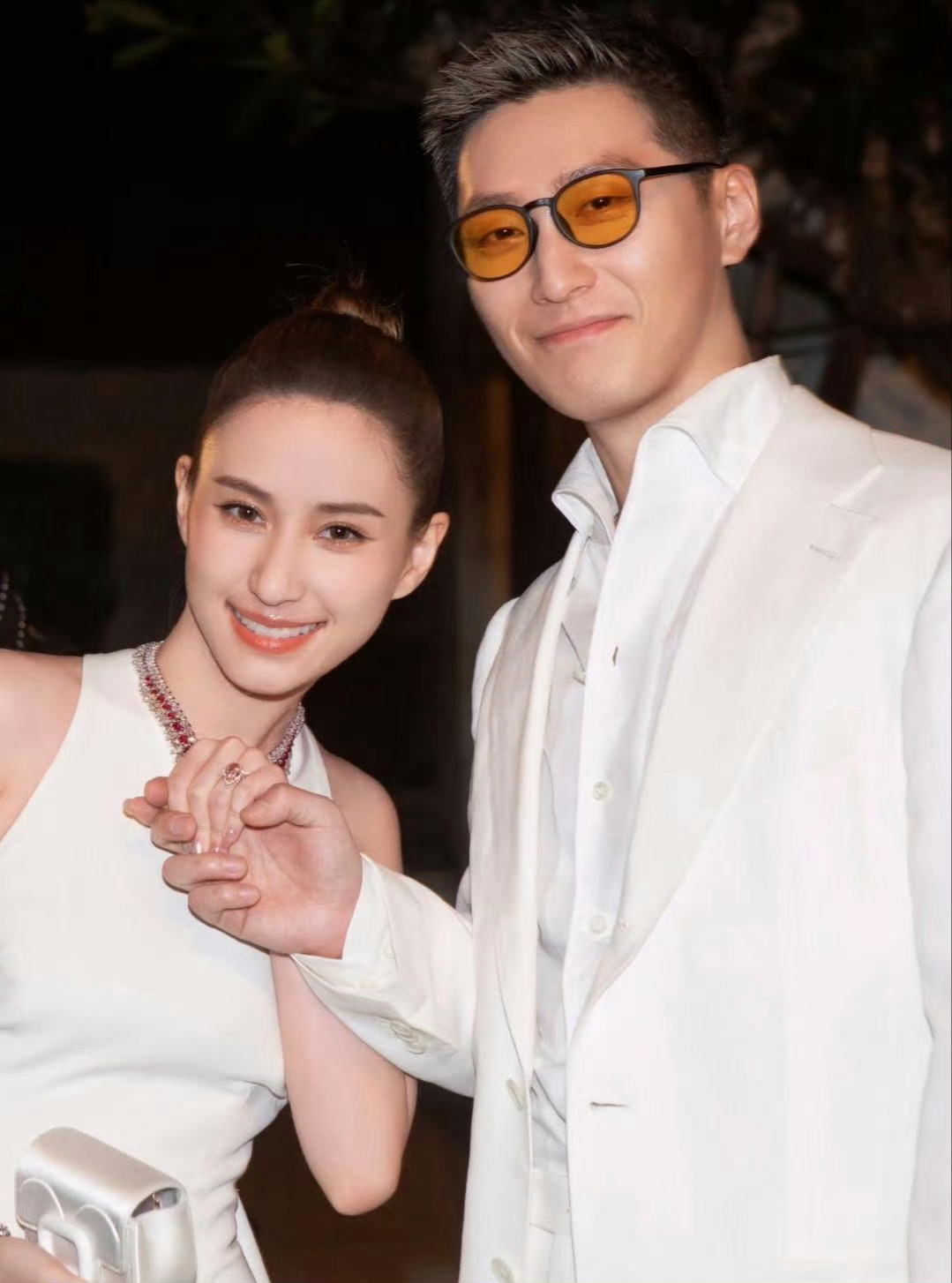 窦骁何超莲现身深圳，相恋四年、成婚三年，低调相伴，依旧甜蜜。 
