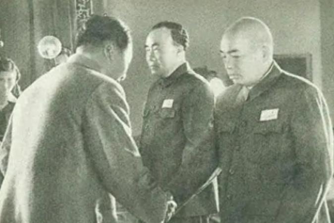 彭德怀去世之后，朱德对着空气流泪发问：一个已经要离世的人到底有什么可怕的呢？
1