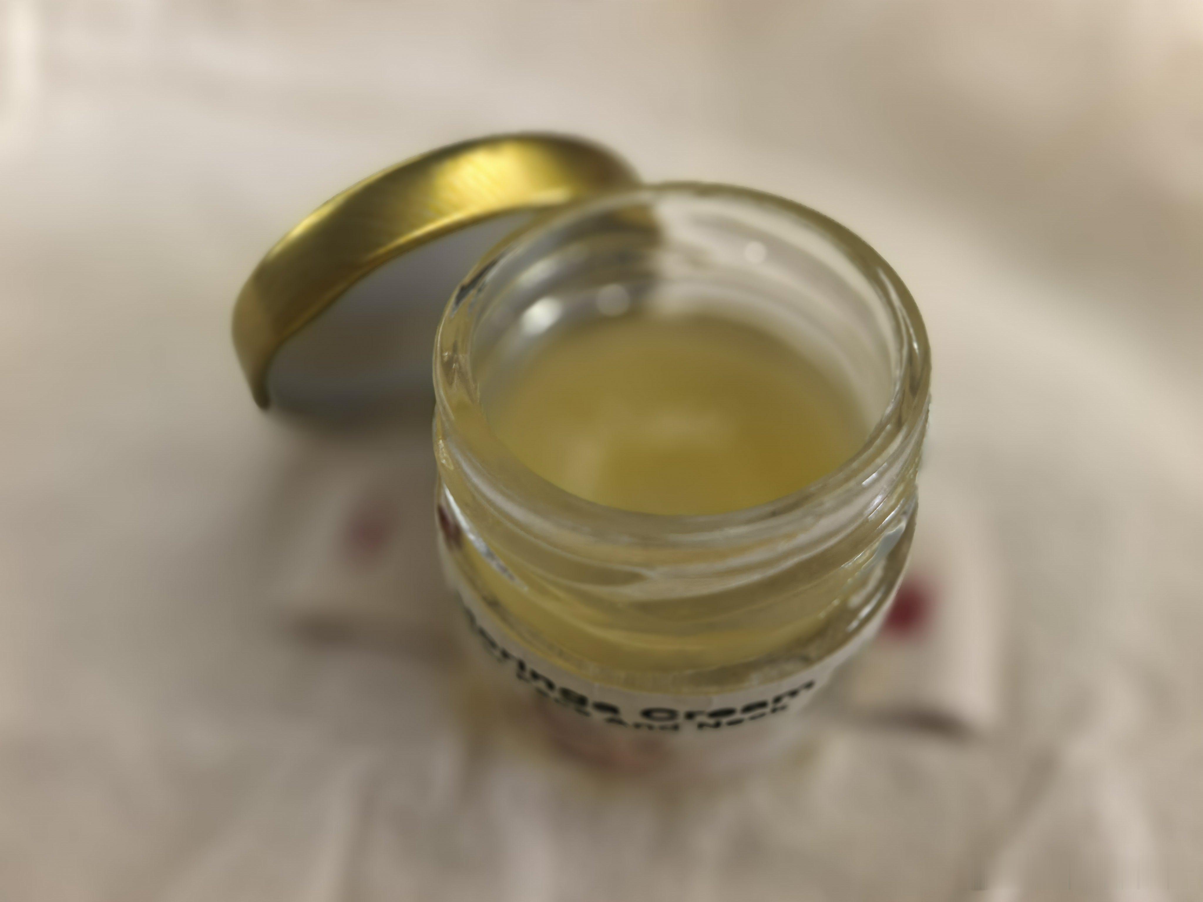 这个玫瑰辣木籽面颈霜，我主要用来早上按摩消肿用，比按摩膏好，按摩完再喷保湿水，再