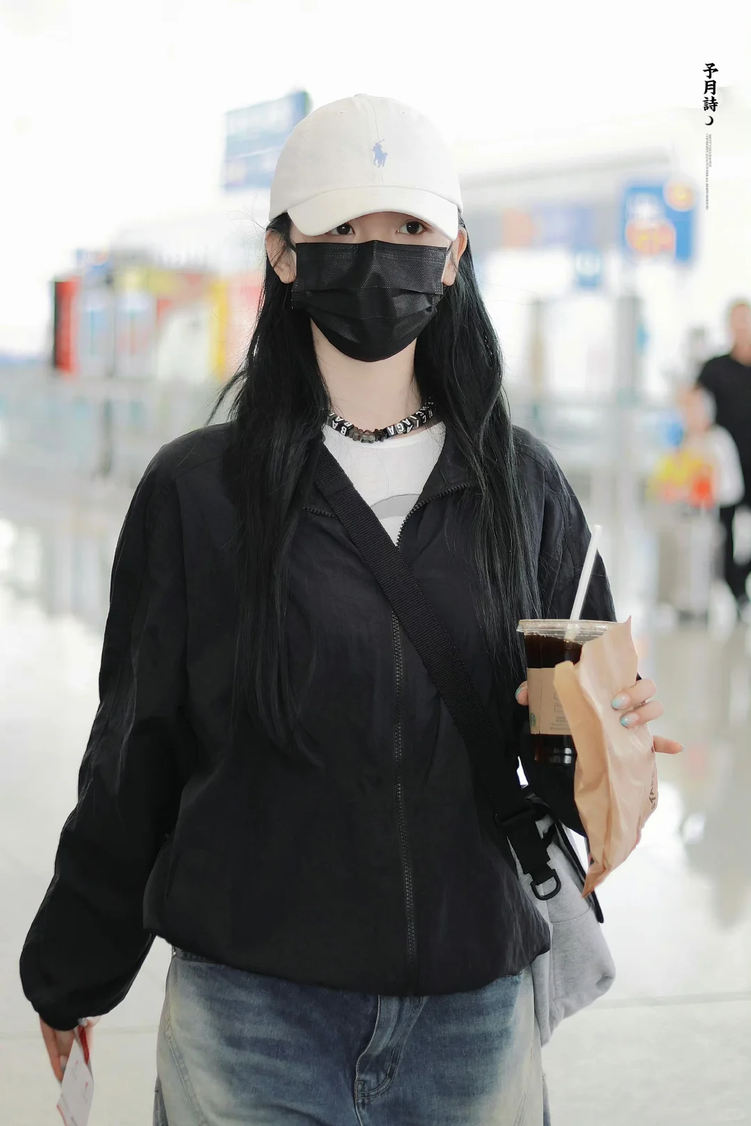 杨超越踮起脚尖趴橱窗好可爱啊！0908武汉🛫