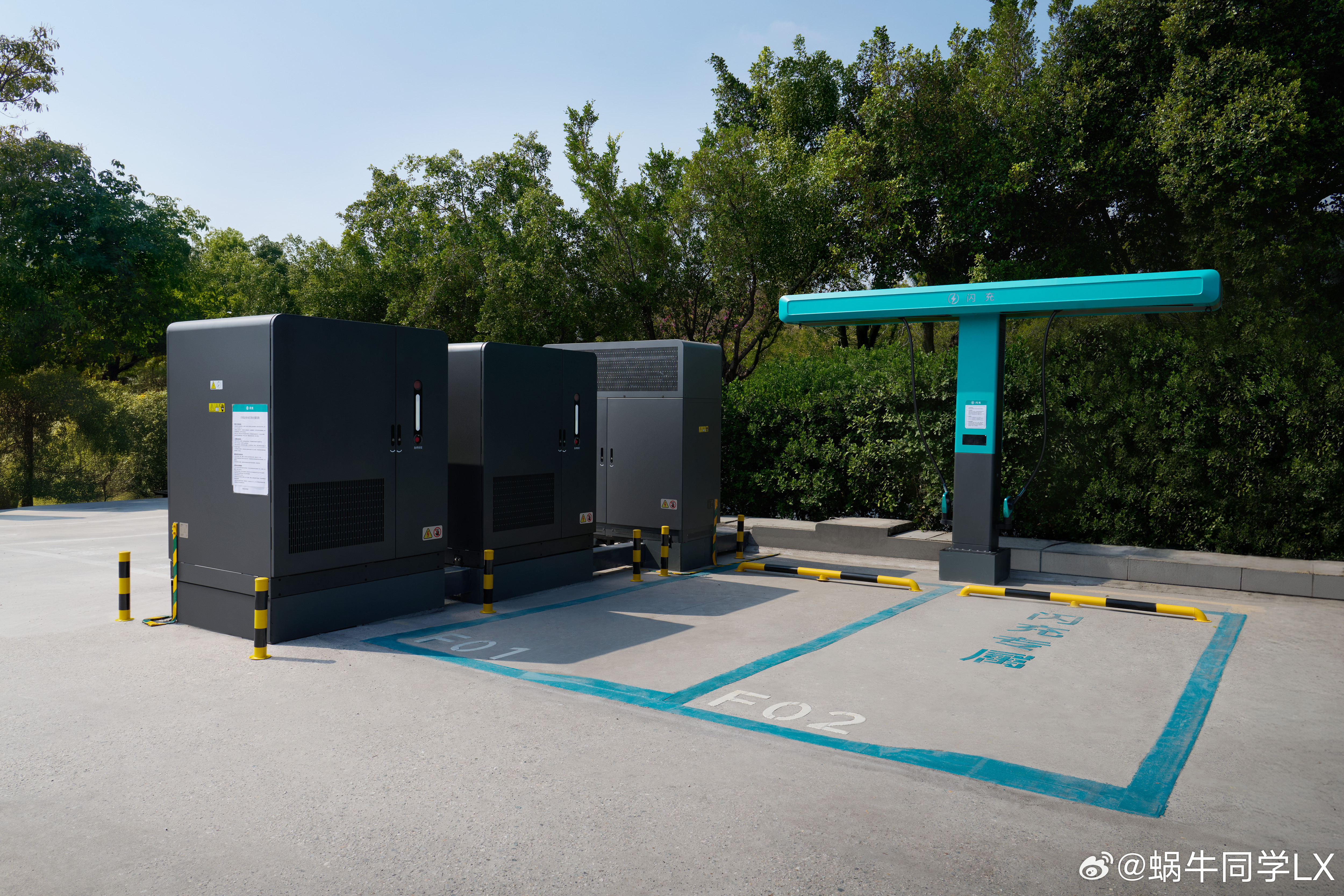 比亚迪闪充充饱只用9分钟比亚迪第二代刀片电池及闪充技术实现了“常温充电，5分钟充