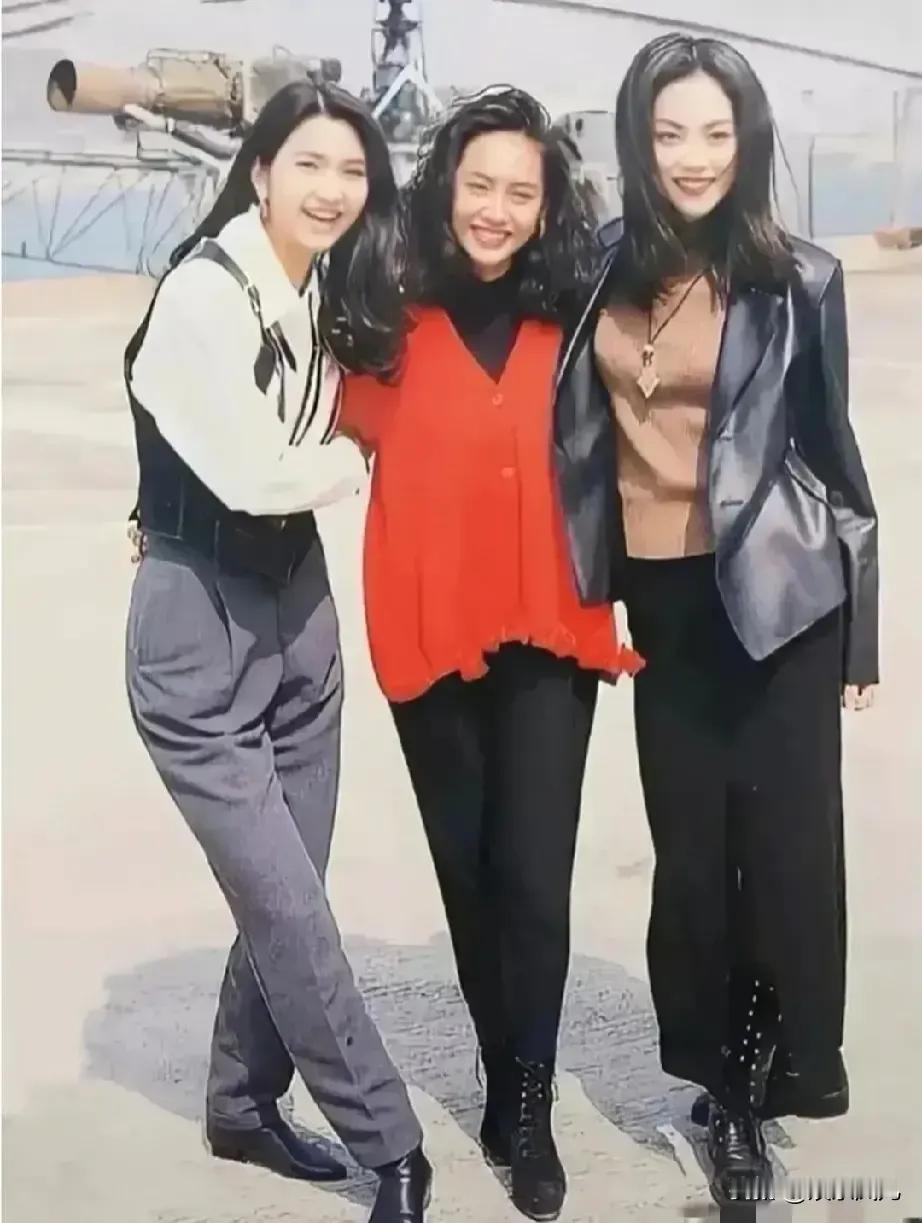 她们三儿到底谁靓，看了无数遍也没弄明白[捂脸]
洪欣:71年的，身高171，体重