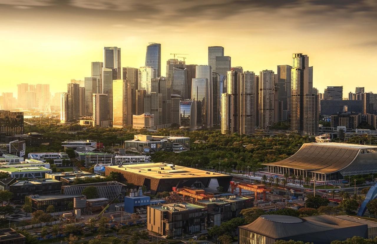 发现没？2025年深圳常住人口增量估计非常可观哦！为什么这么说呢？笔者是有推理依