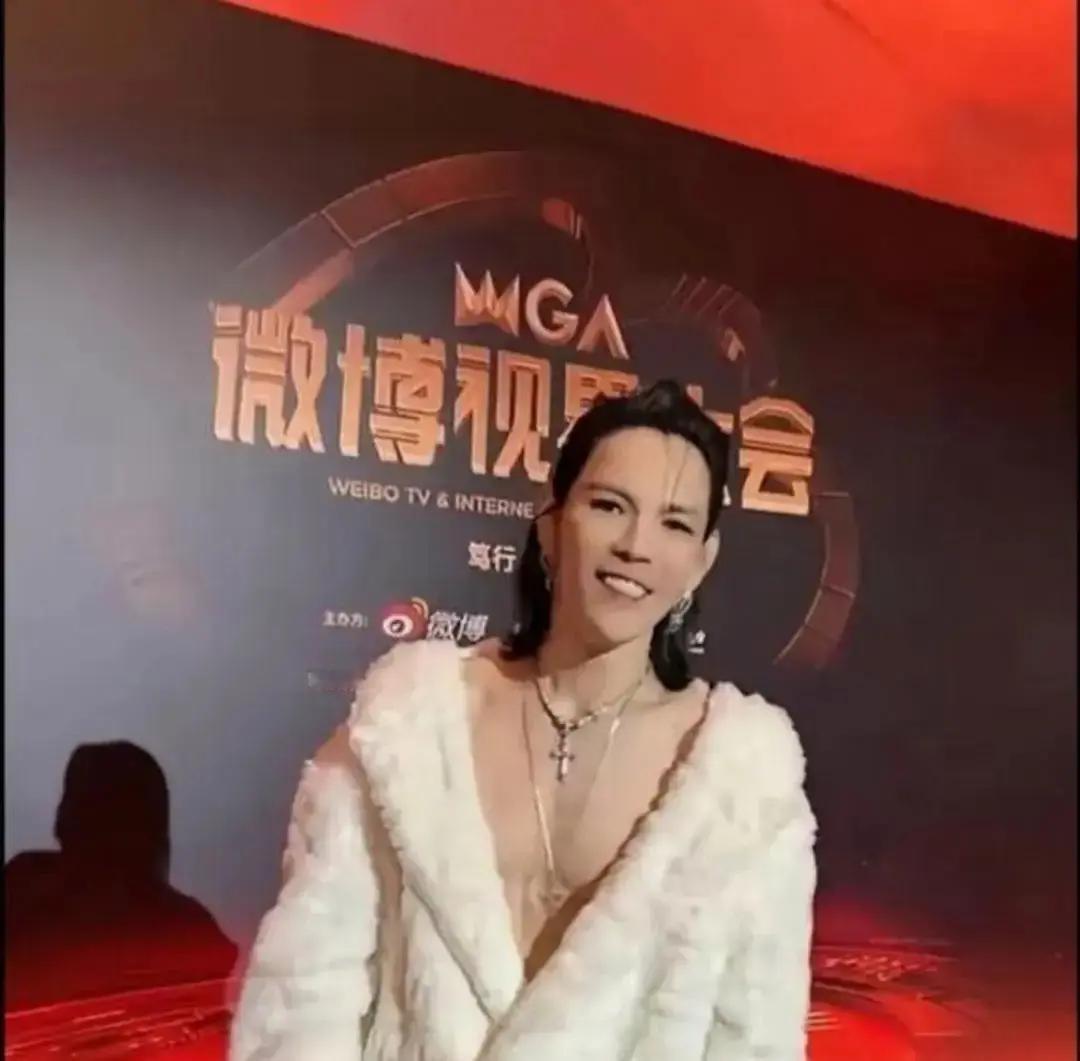 向佐拍了一部投资200万的短剧，结果3个月回款7000万，他爹向华强直接懵了。