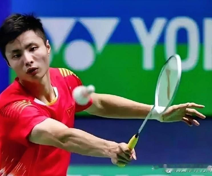 世界羽毛球巡回总决赛男单决赛：
  石宇奇VS小波波夫。
  第一局石宇奇1：3