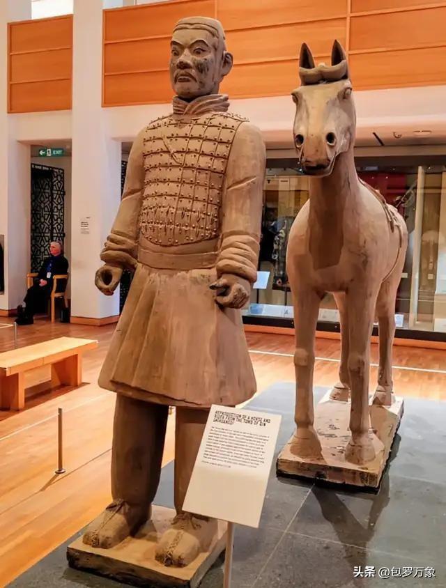 朋友们，你们知道吗？大英博物馆里藏着2.3万多件中国文物，从新石器时代的玉器，到
