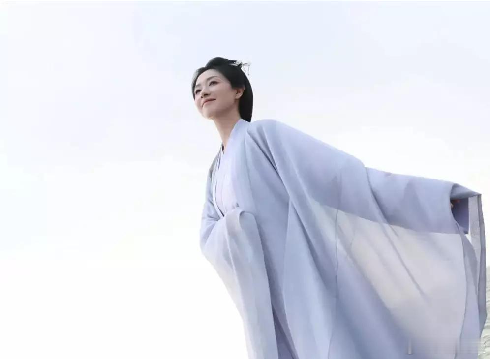 文亦娱乐万茜古装扮相化身李清照 坐在船头喝酒肆意洒脱 