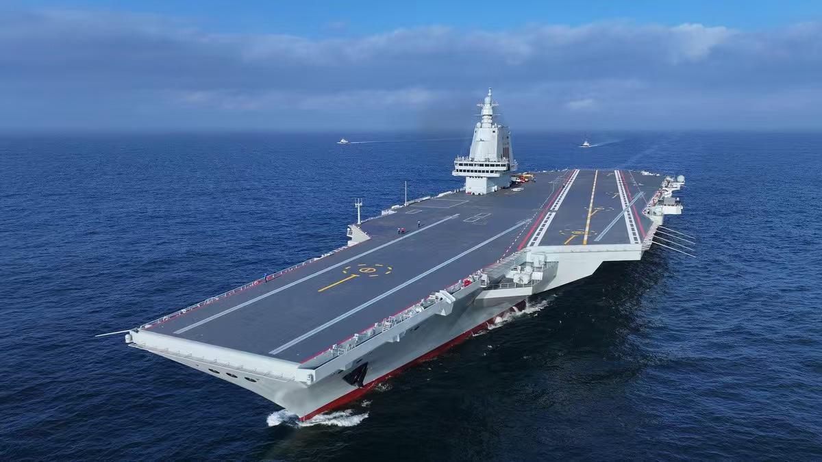 网传福建舰入列，整个航母打击群一起交付。如果消息是真的，那么中国正式迈入三航母时