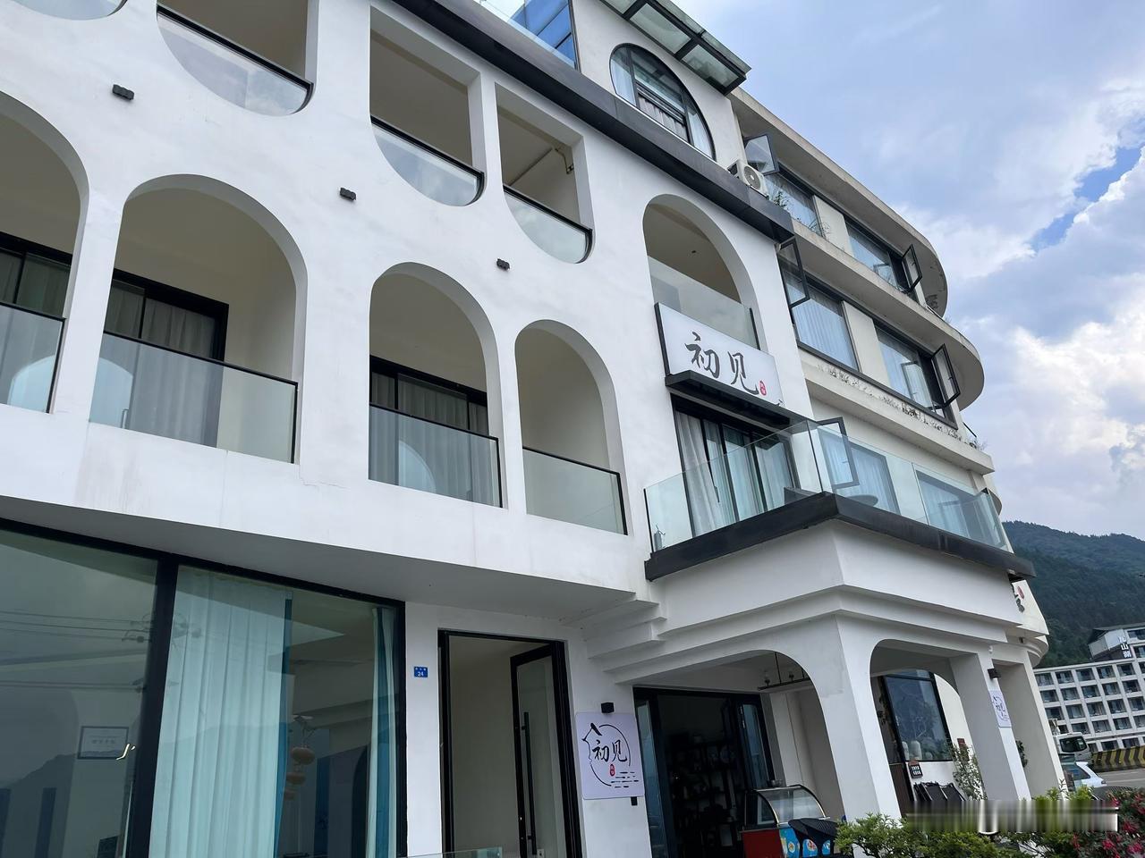 走访瓦屋山一一雅女湖民宿女主人｜03云栖李霞。
 7日中午从川栖里吃完饭就开车7
