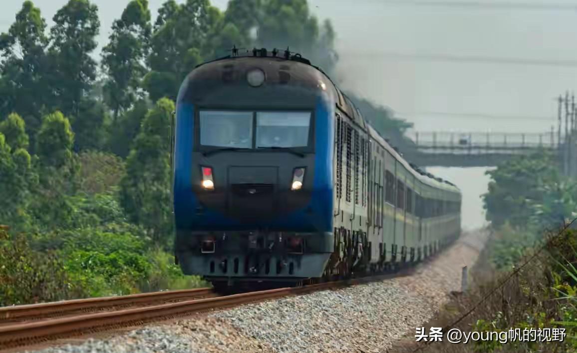 广东省内可以看到大量准高速内燃机车DF11G的一条线路——粤海铁路。这条铁路全长