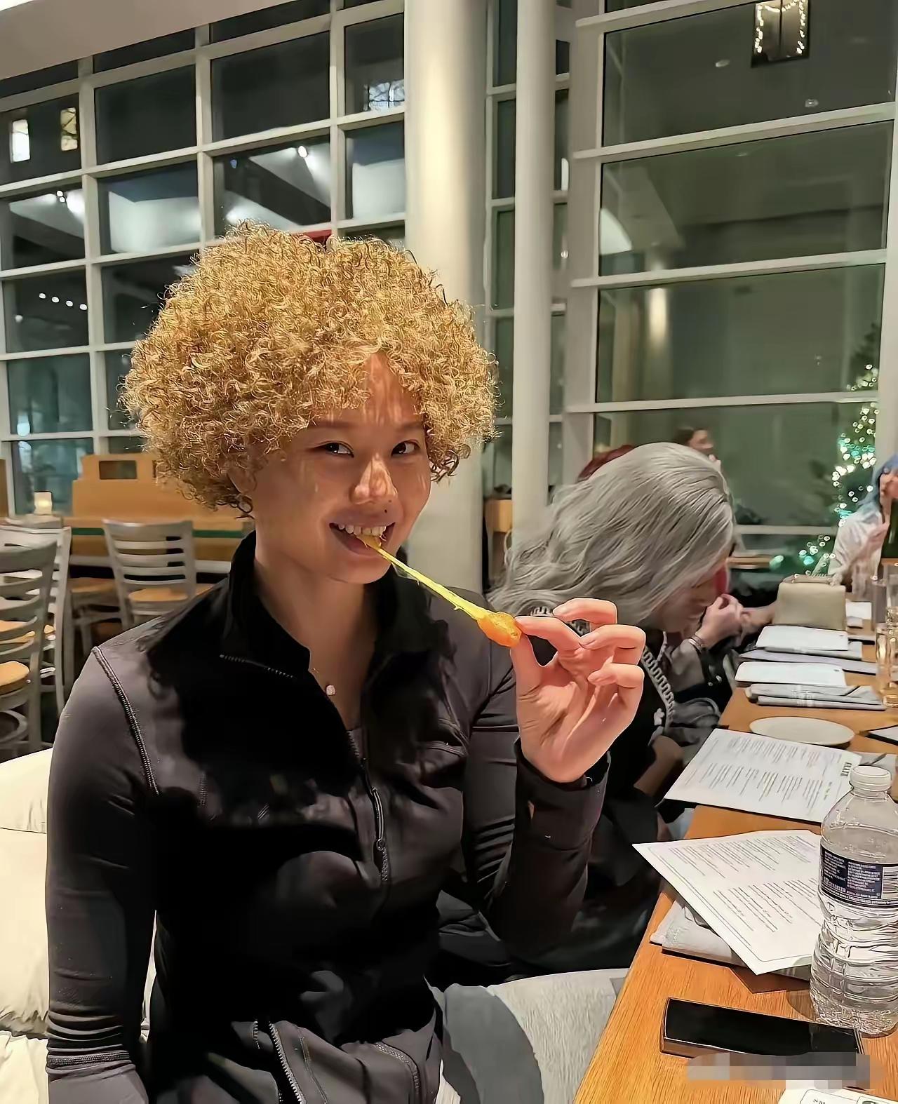 刚到美国没几天的龚翔宇造型突然间就变了，新造型一下子就搏得了很多球迷们的眼球，球