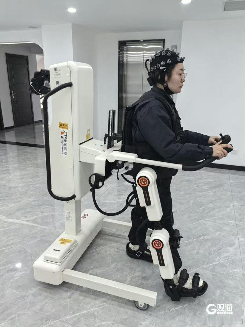 候鸟老人选择在青岛康养 老年大学课程丰富，书法、绘画、舞蹈、摄影、合唱团，每天都