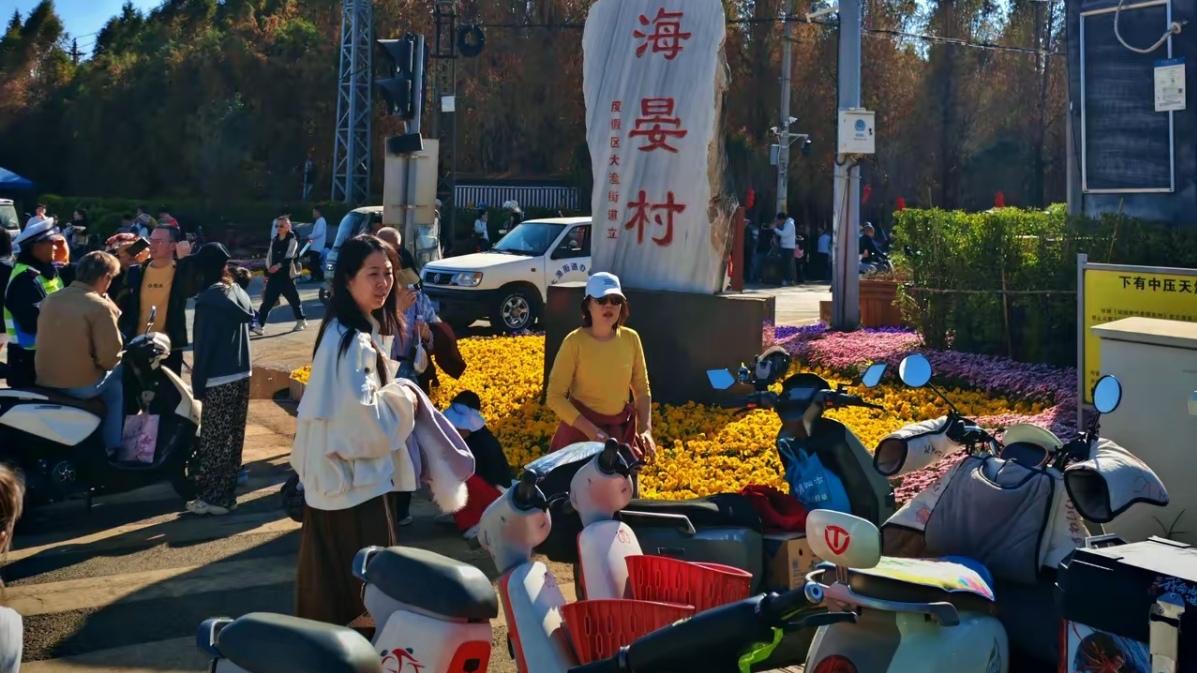 🔥大年初四，昆明海晏村彻底爆了！古巷、码头、观景台全是人从众，车流堵到村口，拍