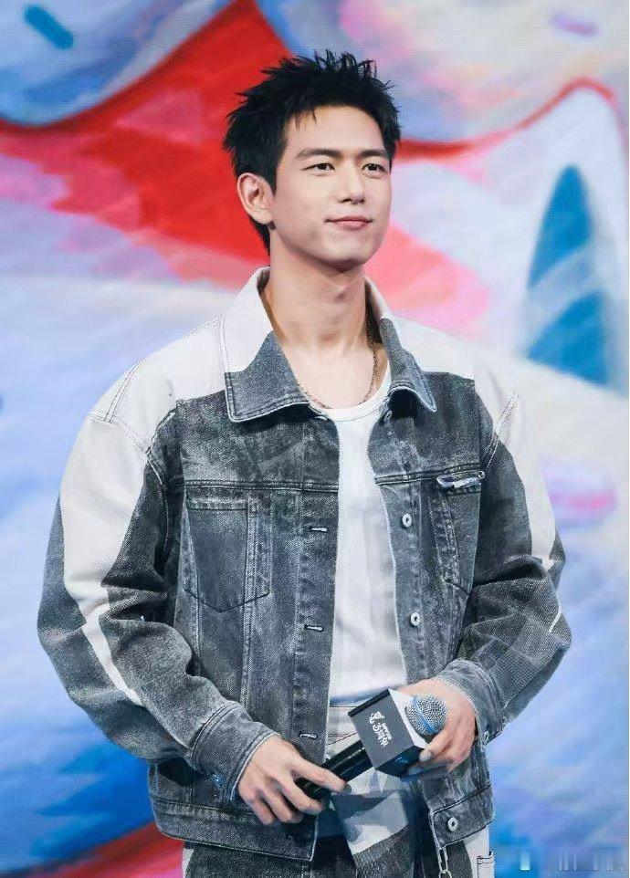 李现要去金铲铲四周年名人杯？这是韩商言从剧里冲去铲圈了吧！怕不是三周年没玩够，铲