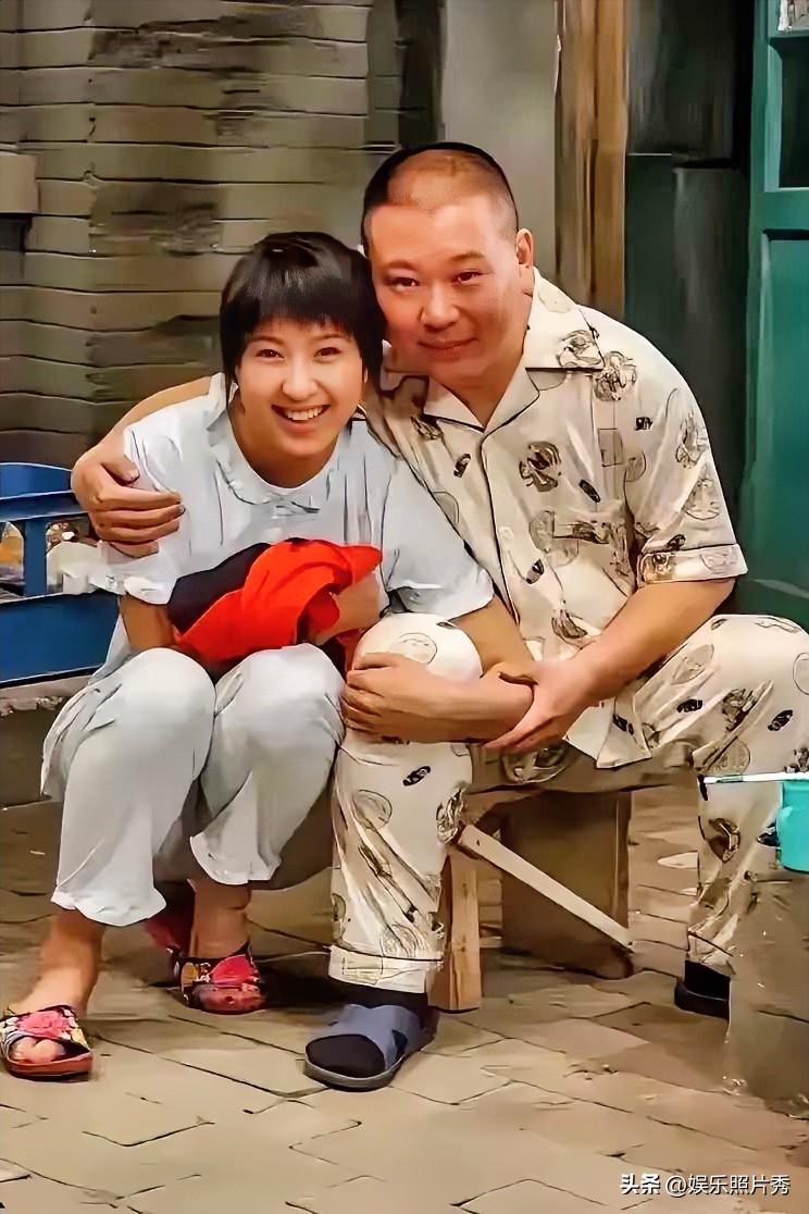 他俩真是“不般配”！她以前带着“正经实诚”的气质！

她短袖配睡裤，抱着郭德纲的