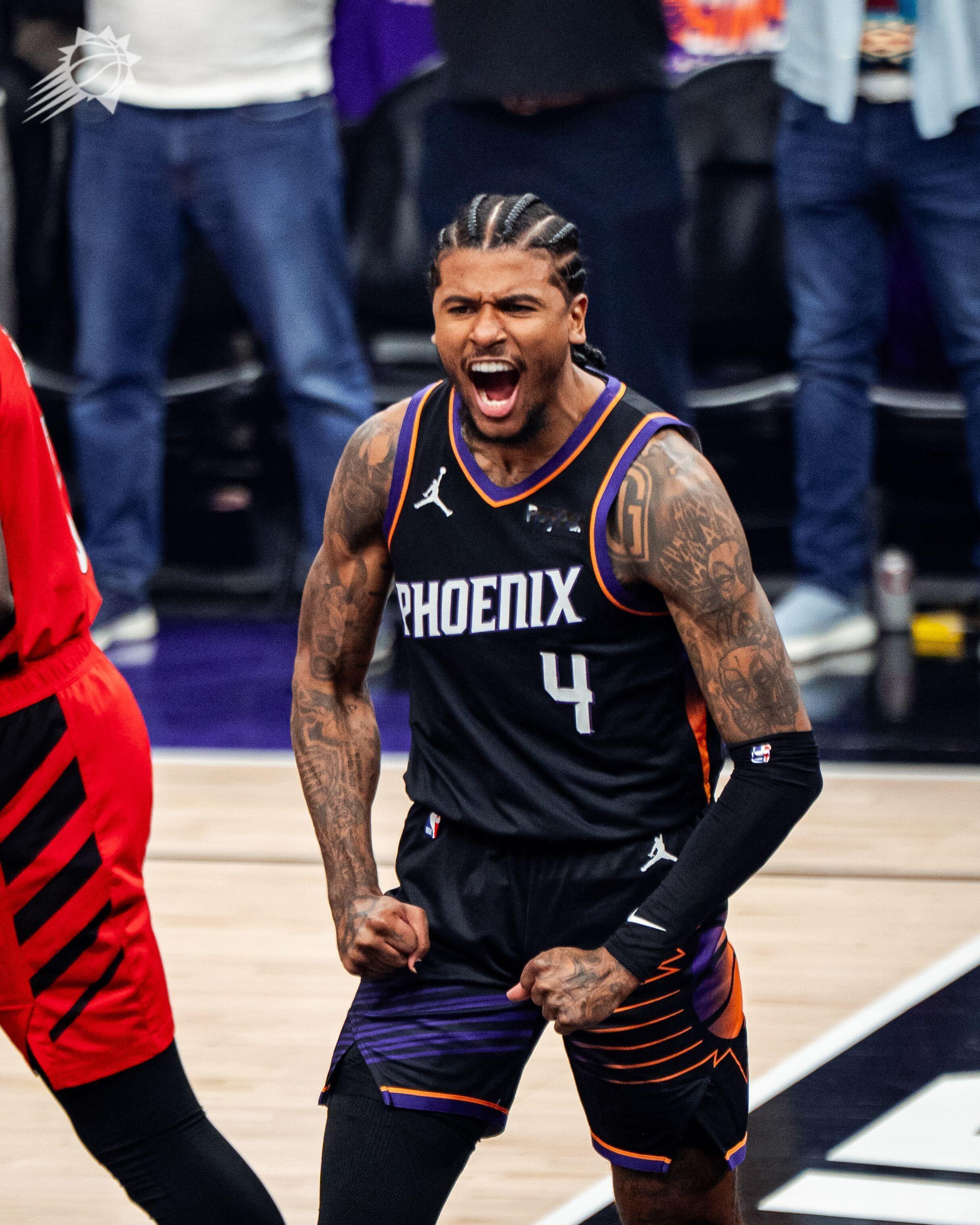 开拓者上迎三分线，将太阳进攻往中距离赶，让场均扔41个三分的太阳，半场只出手12