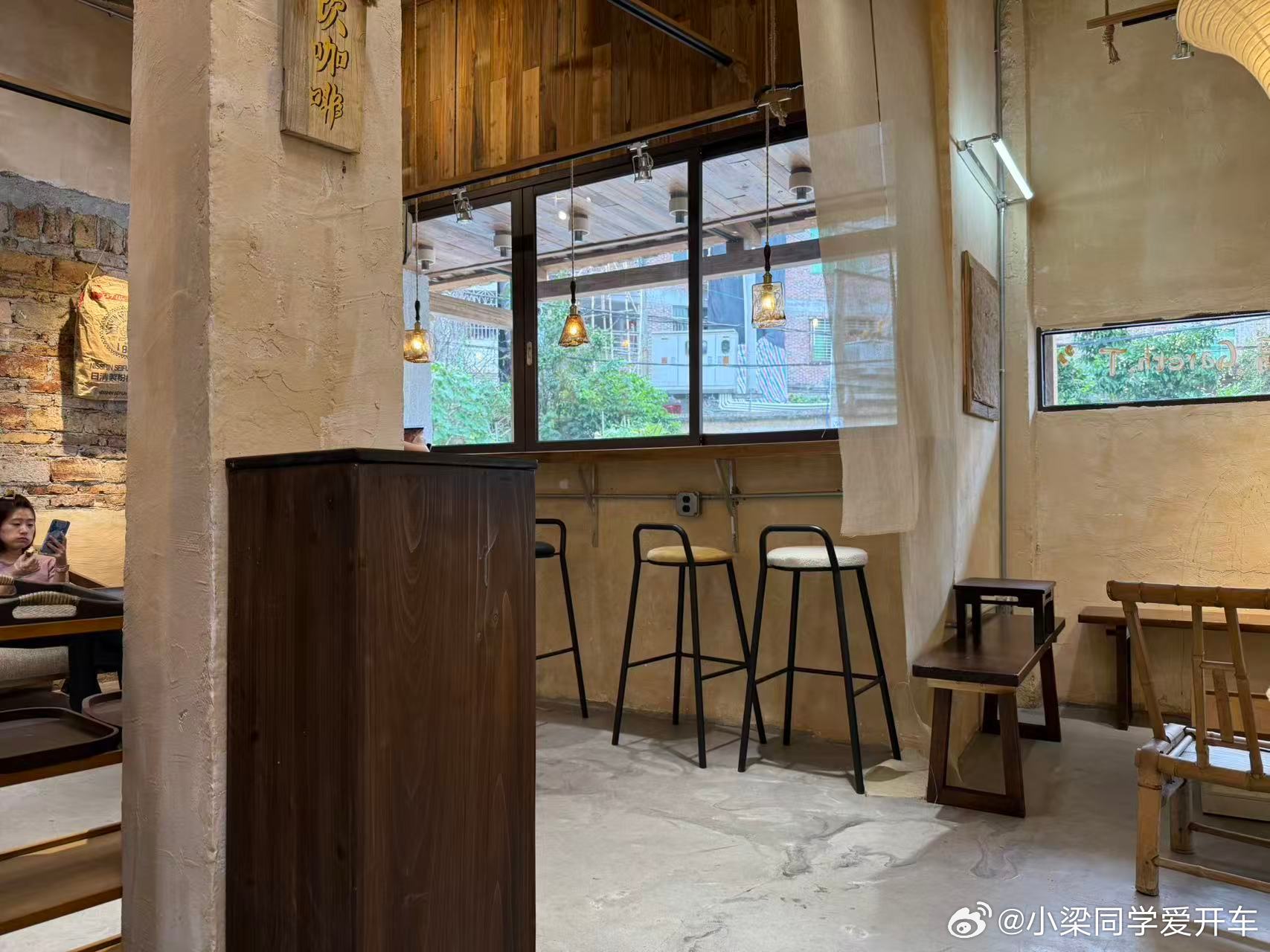 小梁同学的碎碎念时刻 周五的五点，来一家咖啡店静静待着，为即将到来的周六日做做准
