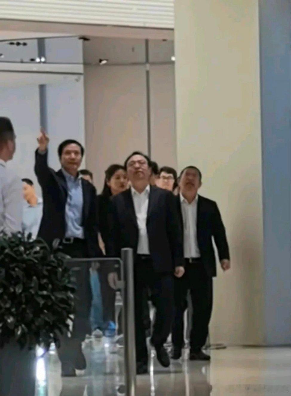 雷军陪王传福参观小米工厂，有一说一，为什么这些大佬见面都喜欢一个人向斜上方45度