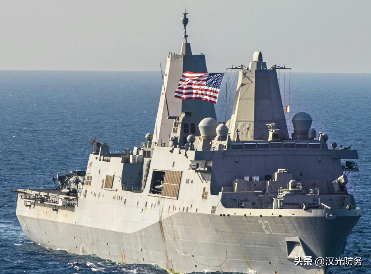美军正在加强伊朗方向的海军陆战队集结：由“拳师”号两栖攻击舰（LHD-4，黄蜂级