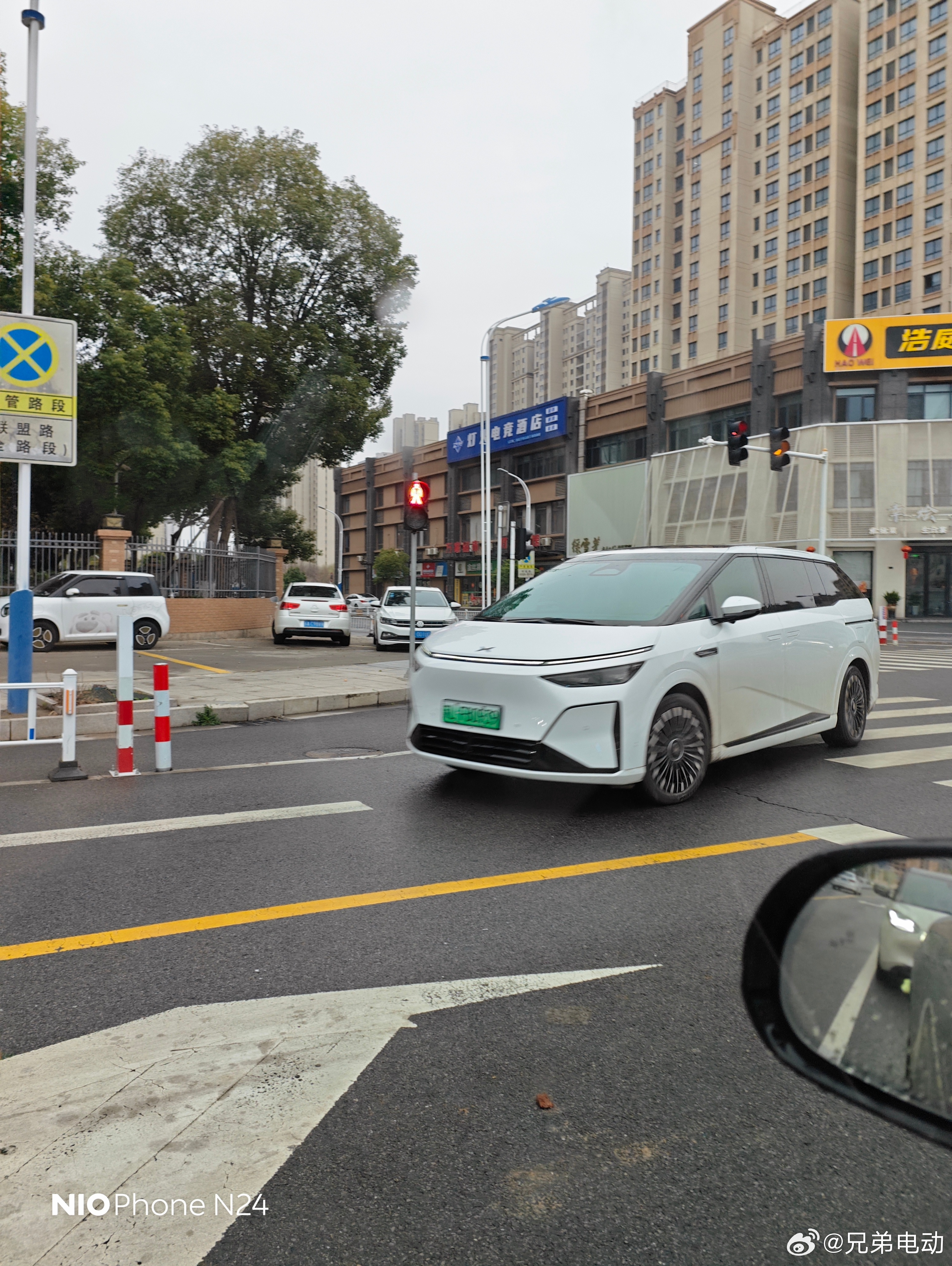 突然就在小城看到一台超级增程小鹏X9向我驶来，这位鹏友，可能再过不久你将会直接用