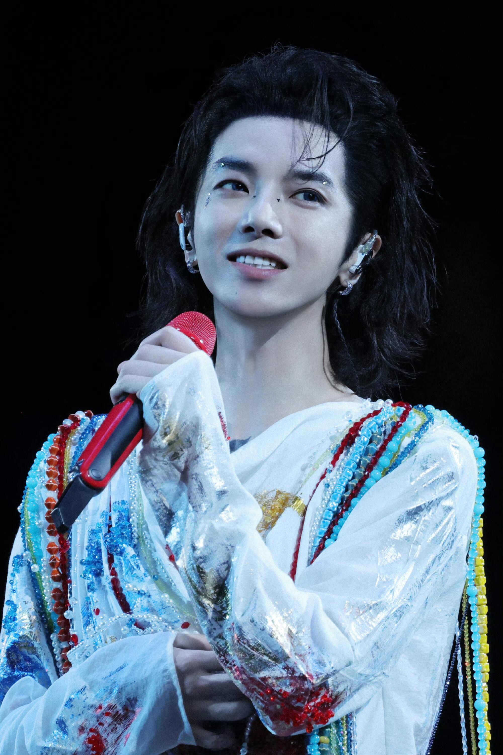 华晨宇脱衣服碰到了尖叫按钮2025年8月30日苏州火星演唱会七夕专场，在演唱《变