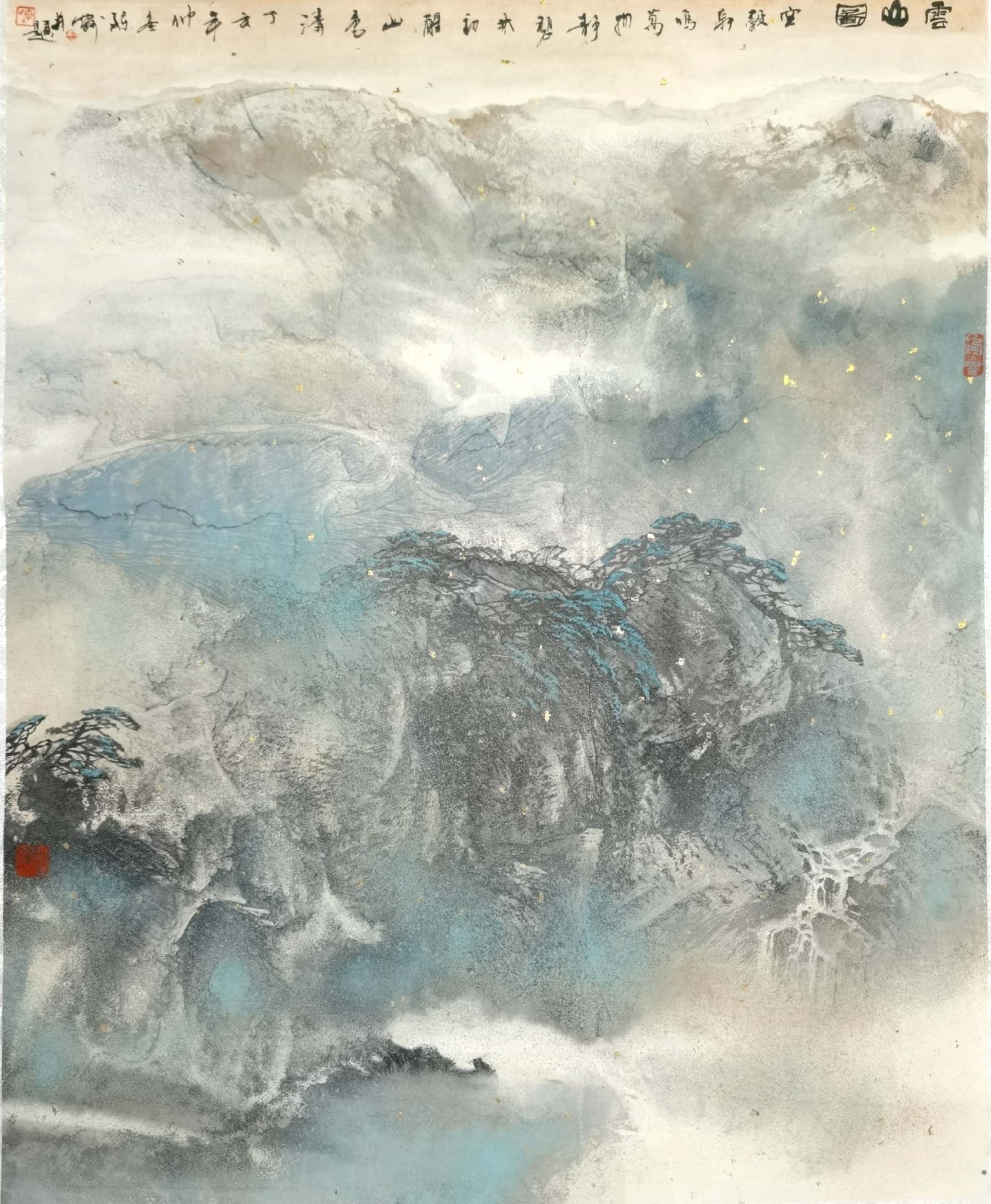 《青蓝叠嶂，云起无声》画中的山，不以“形”取胜，而以“气”动人。青蓝的色块层层叠